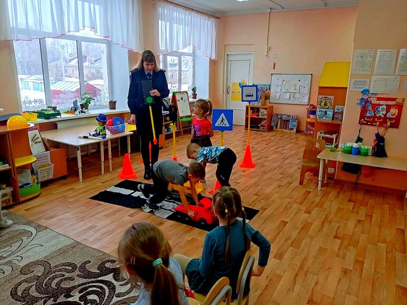 Шатковские госавтоинспекторы прививают воспитанникам  детских садов навыки безопасного передвижения